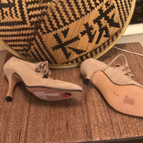 Hot Foot. Brand New. Sz 6B.  Tan Suede Pumps. - Picture 2 of 3